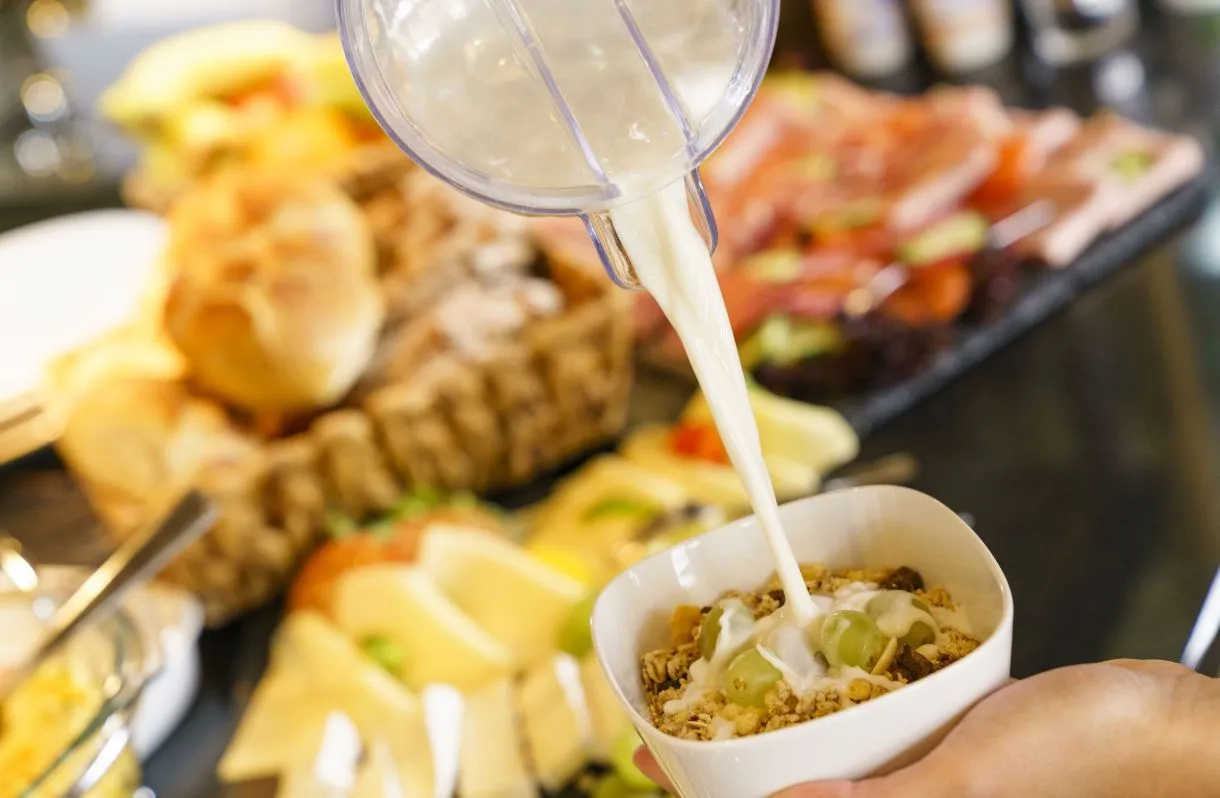 Frühstücksbuffet mit Müsli, Brot und Aufschnitt
