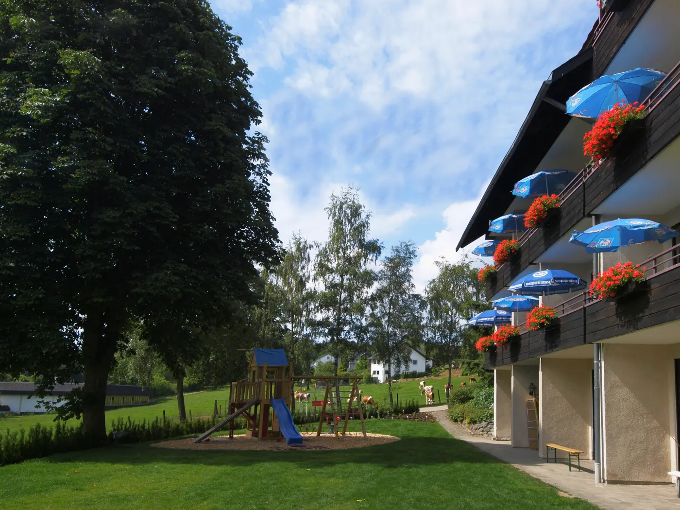 Garten des Henkenhofs mit Balkonen und Spielplatz