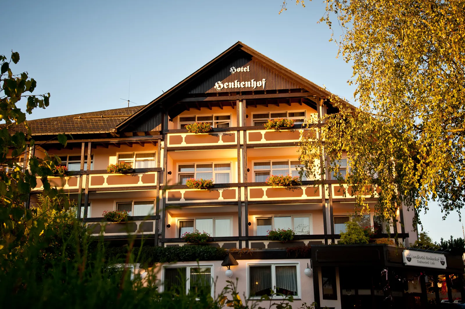 Der Henkenhof am Abend mit herbstlich gelbem Baum