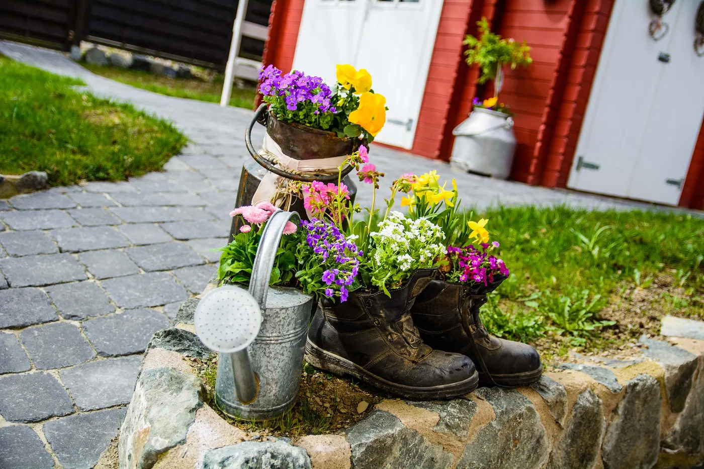 Alte Wanderschuhe mit Blumen bepflanzt